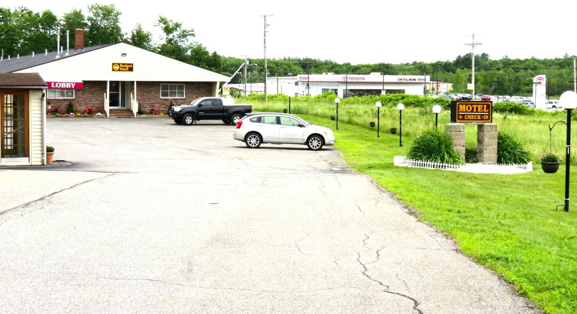 Budget Host Airport Inn Waterville Exterior photo