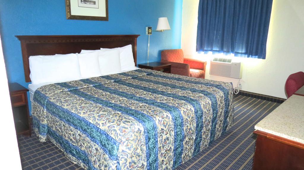 Budget Host Airport Inn Waterville Room photo